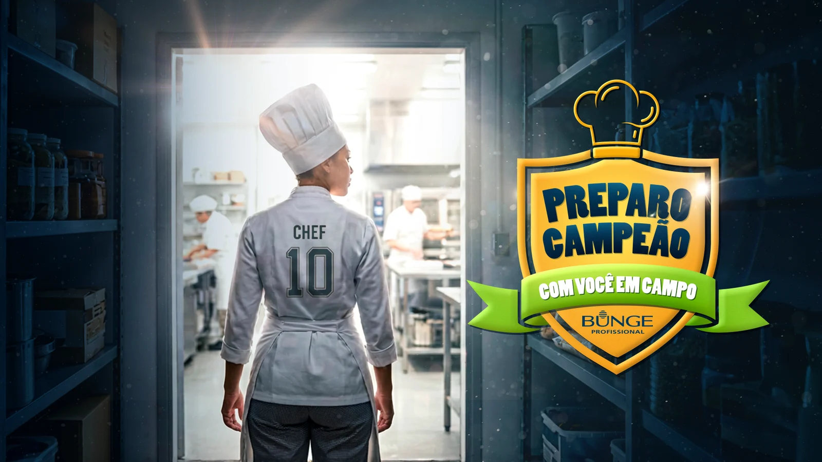 KV Preparo Campeão, com você em campo: chef de costas com a camisa 10 diante de uma cozinha profissional, ao lado do escudo da campanha