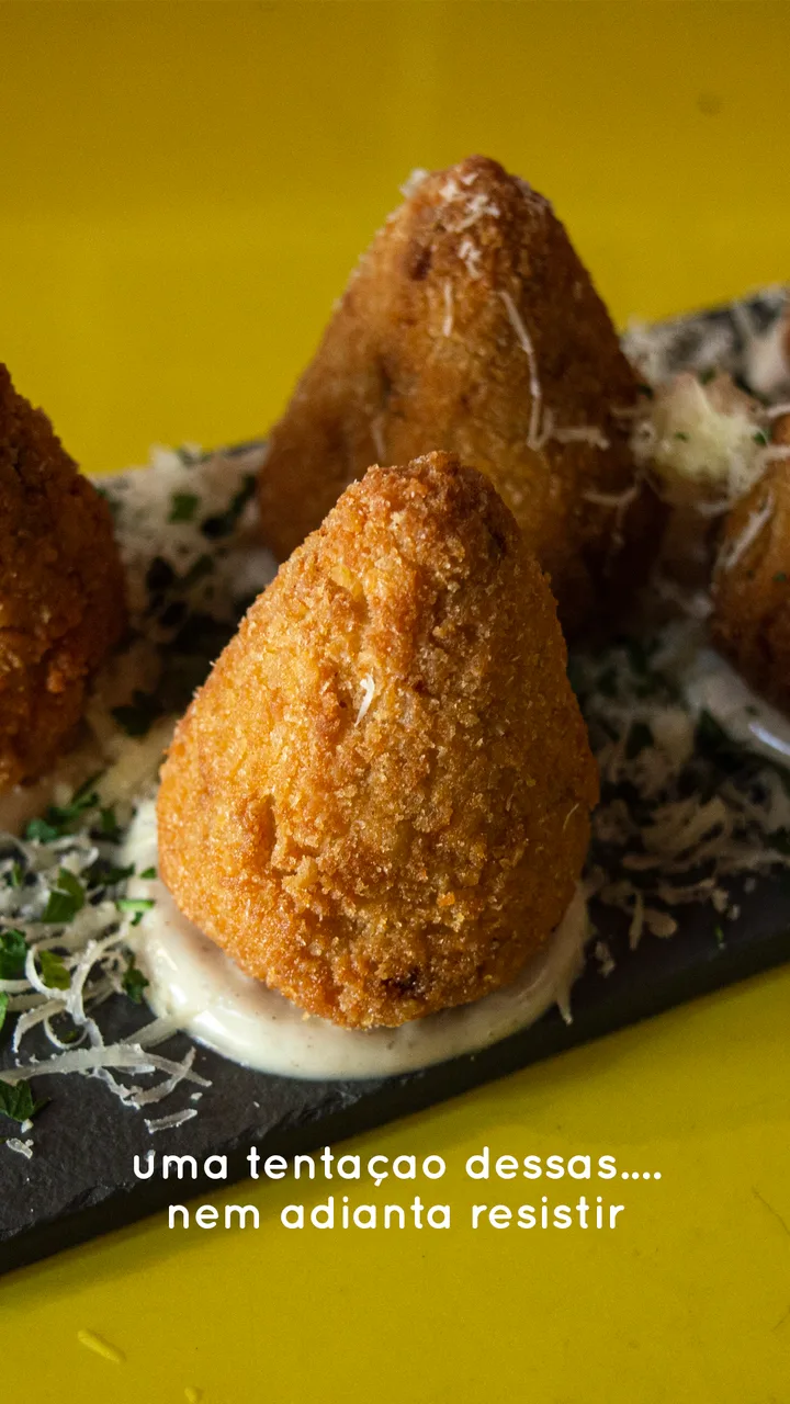 Story com coxinha e a frase: uma tentação dessas... nem adianta resistir