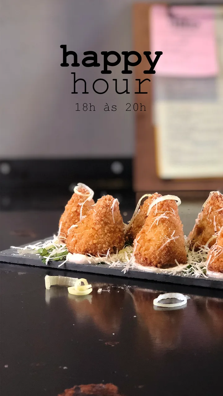 Story de happy hour das 18h às 20h, com coxinhas sobre uma tábua de ardósia