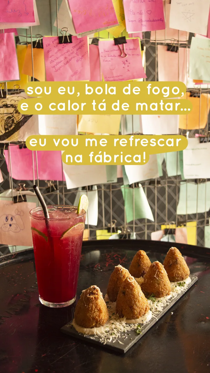 Story com drink e coxinhas: sou eu, bola de fogo, e o calor tá de matar... eu vou me refrescar na fábrica!