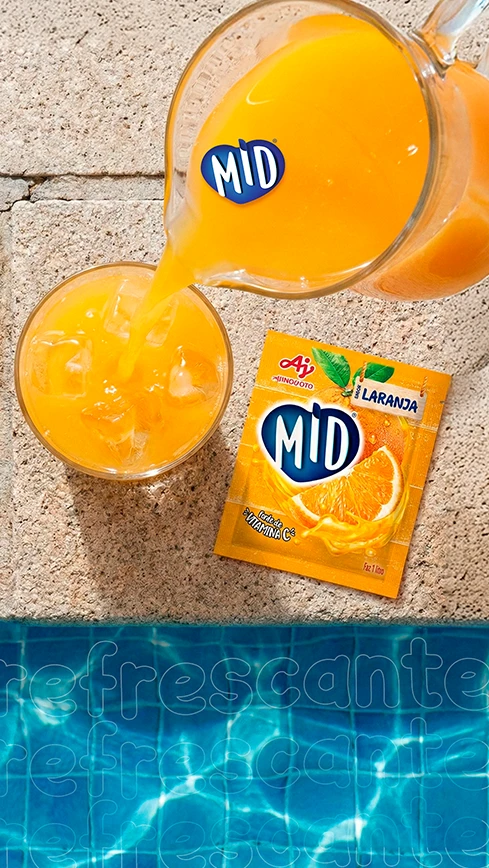 Story: jarra de suco de laranja servindo copos ao lado do sachê MID