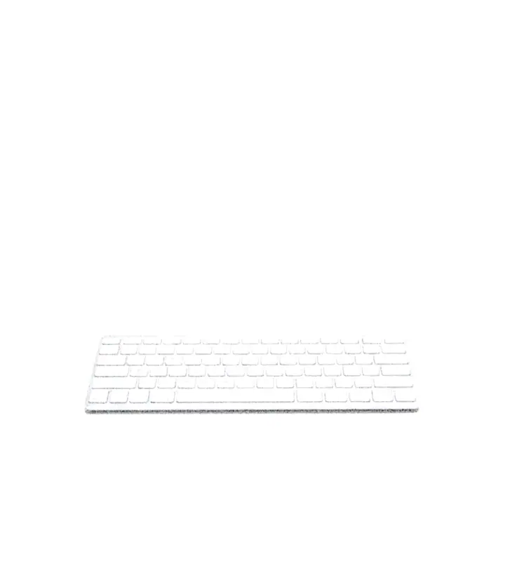 Gato preto e branco andando sobre um teclado branco