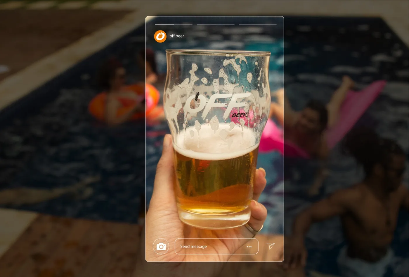 Mão segurando um copo de cerveja Off Beer em primeiro plano, com pessoas em uma piscina ao fundo e moldura de stories do Instagram