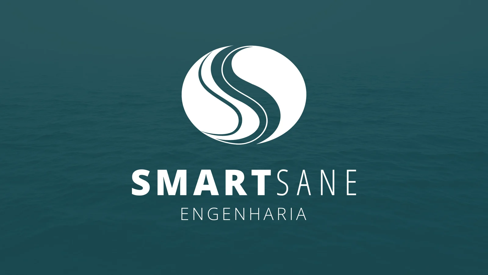 Logotipo SmartSane Engenharia em branco sobre fundo azul-petróleo com textura de água
