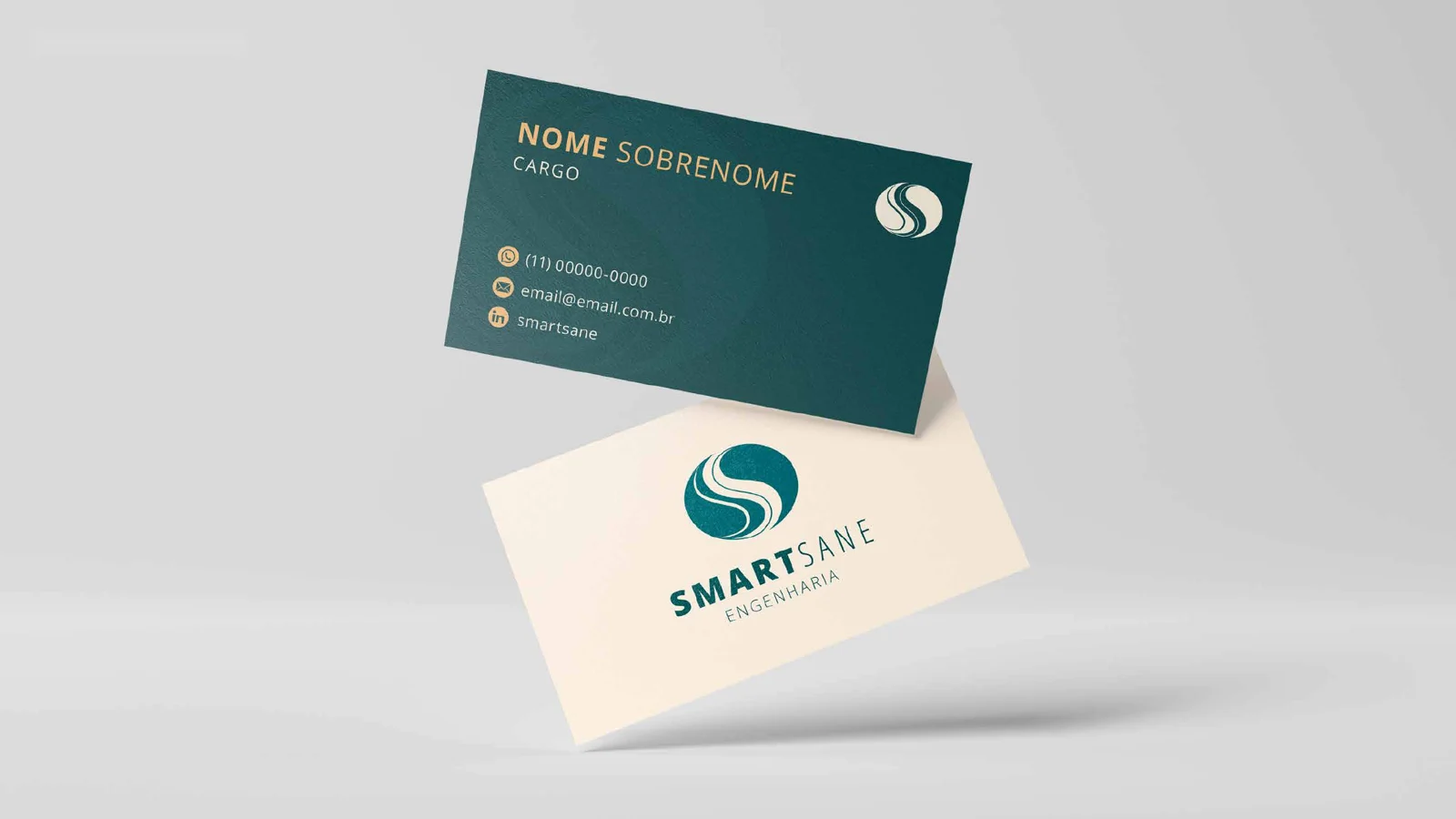 Dois cartões de visita SmartSane flutuando, um azul-petróleo e outro areia, com nome, cargo e contatos