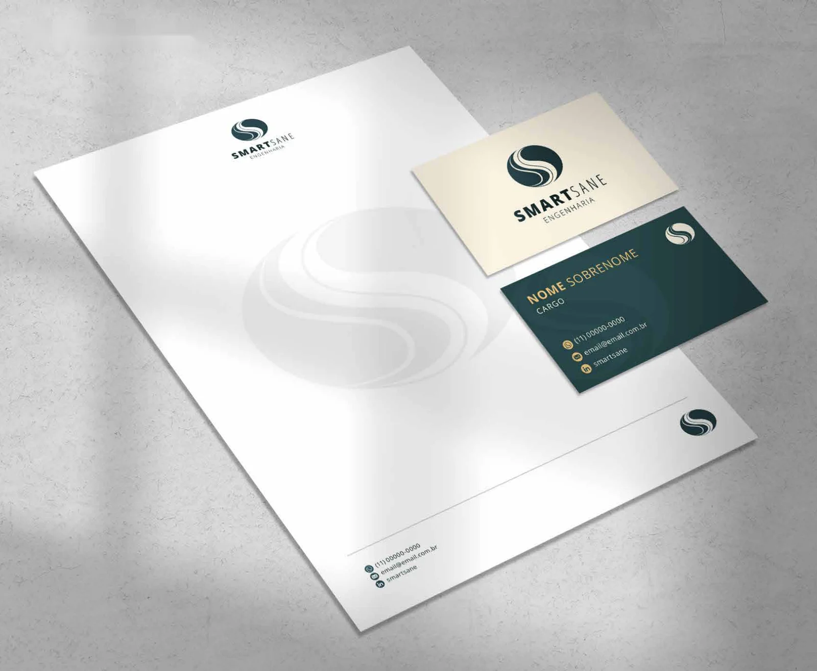 Papel timbrado e cartões de visita SmartSane sobre uma mesa cinza, com sombra de janela